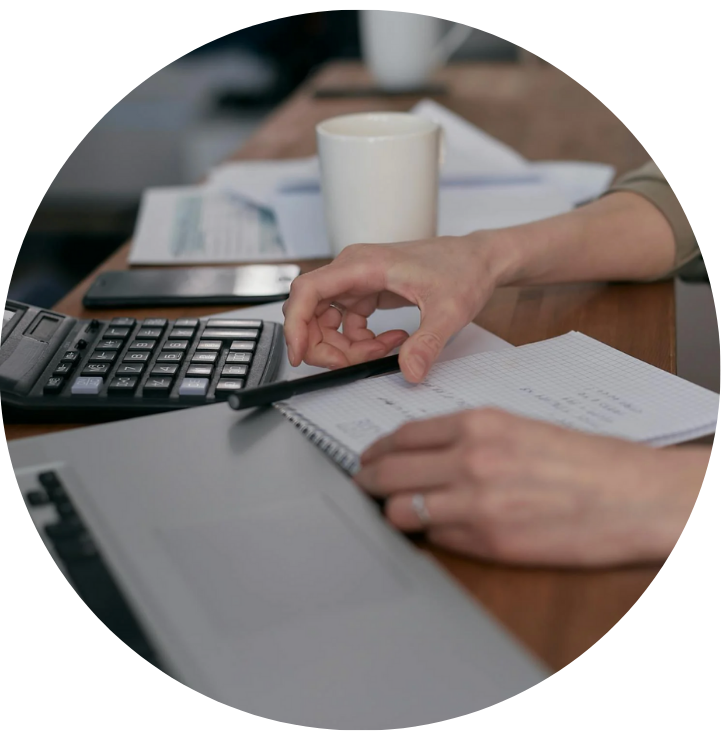 Cahier et stylo représentant l'analyse et la préparation d'un devis pour un service de désinsectisation.