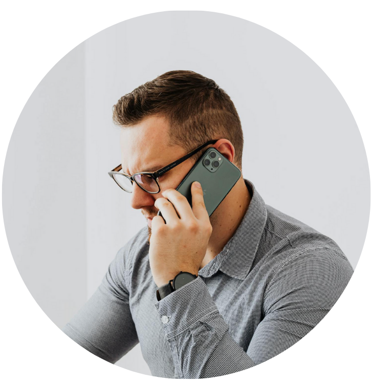 Homme simulant un appel téléphonique pour une consultation de désinsectisation.