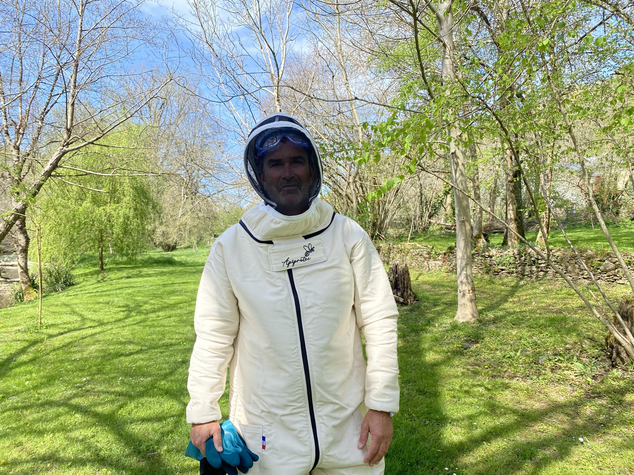 Philippe, technicien en désinsectisation, intervenant dans un jardin pour traiter un nid de guêpes.